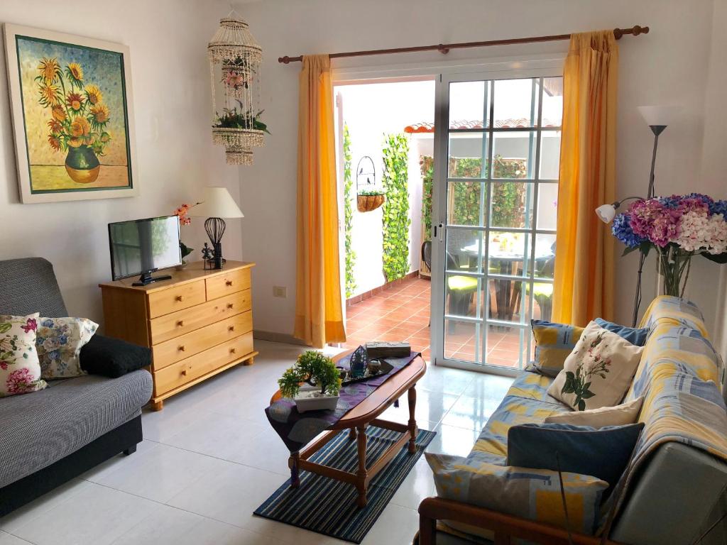 a living room with a couch and a table at Apartamento Casco Los Silos, Cerca de Garachico in Los Silos