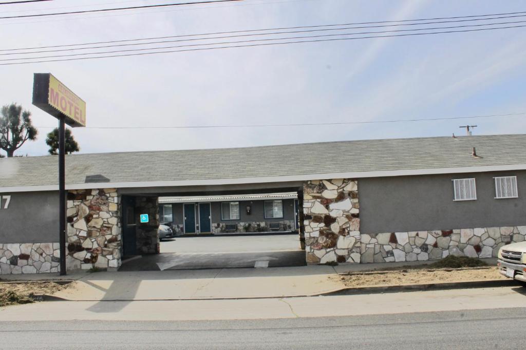 een gebouw met een bord ervoor bij Arlington Motel in Long Beach