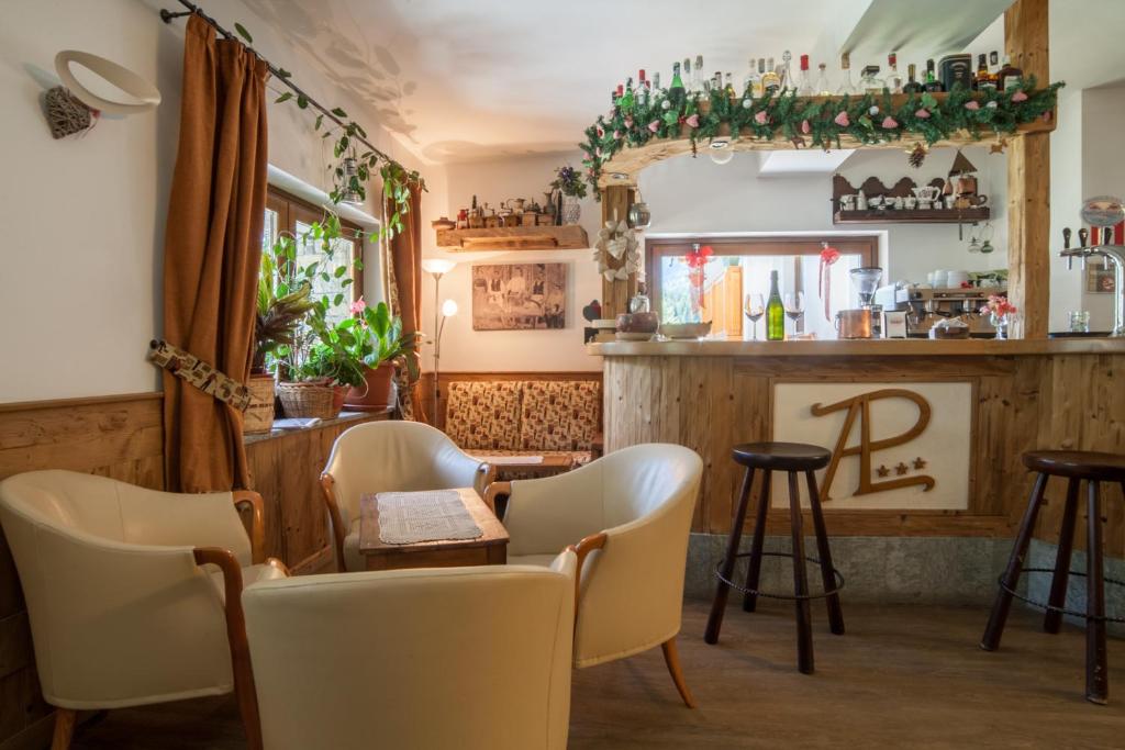 Lounge nebo bar v ubytování Albergo Punta Zerbion