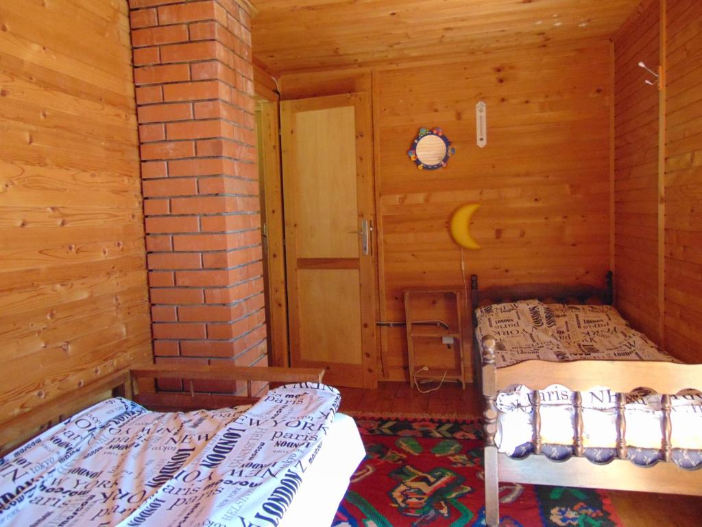 Postel nebo postele na pokoji v ubytování Tarski dom