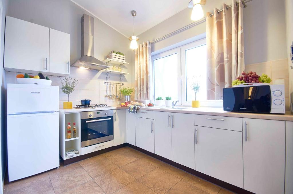 Kuchyňa alebo kuchynka v ubytovaní Arenda Apartamenty&Domki całoroczne