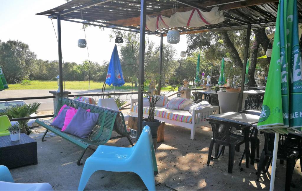 Balkón nebo terasa v ubytování Terrasses de l'Aven