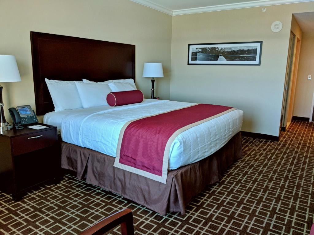 Postel nebo postele na pokoji v ubytování Miccosukee Casino & Resort