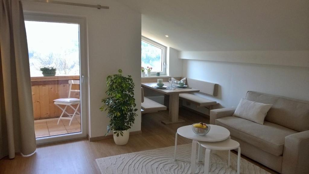 - un salon avec un canapé et une table dans l'établissement Appartement Kohlnberger, à Waidhofen an der Ybbs
