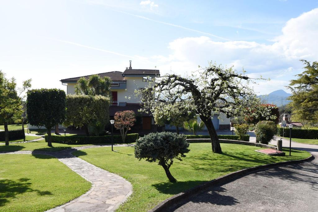 a park with a tree and a building at B&B sentiero romantico in Eboli