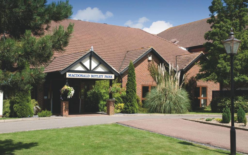 a brick building with a sign that readsmaximum staff inn at Macdonald Botley Park Hotel & Spa in Southampton