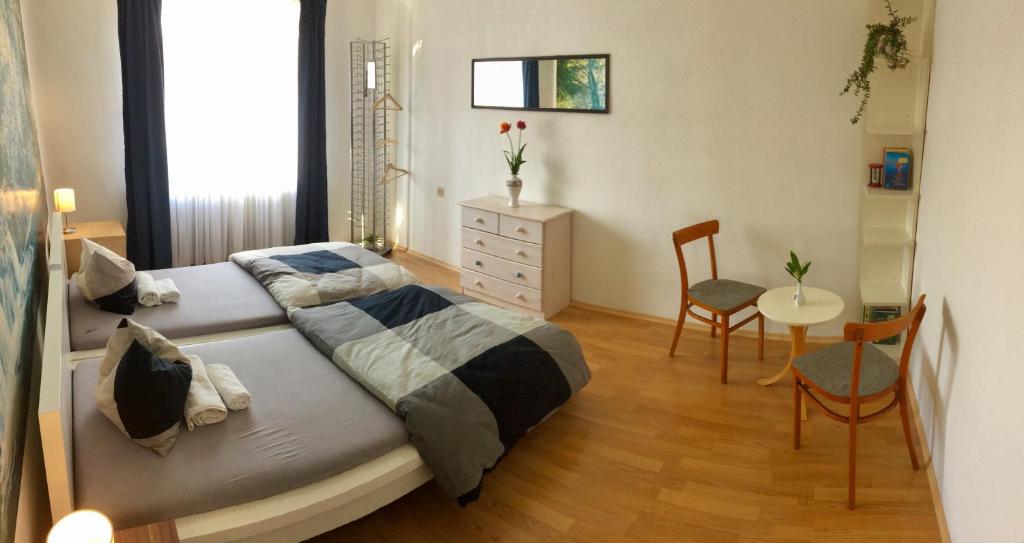 1 dormitorio con 1 cama, mesa y sillas en Julius Vendégház, en Sopron