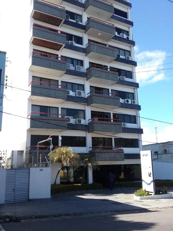 un edificio alto con balcones a un lado. en Hotel Saint Paul 01 Flat, en Manaus