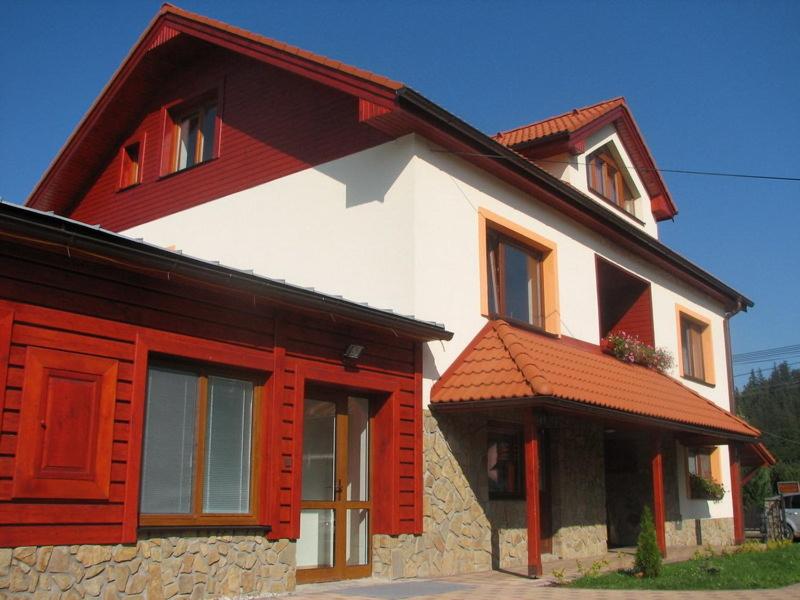 Una gran casa en rojo y blanco en Privat u Starona, en Liptovský Ján