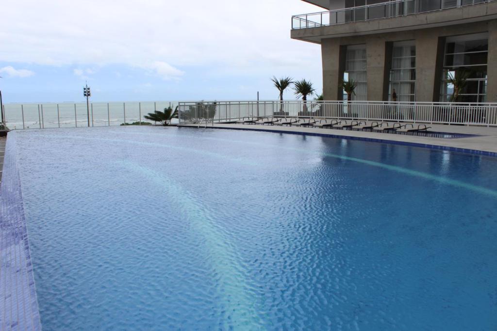 una grande piscina blu accanto a un edificio di O local para o seu lazer a Santos