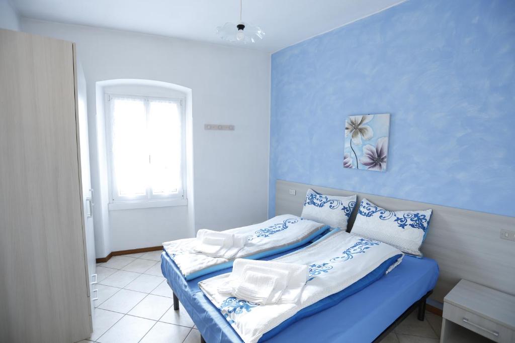 レードロにあるAppartamento al Colleの青いベッドルーム(ベッド1台、窓付)