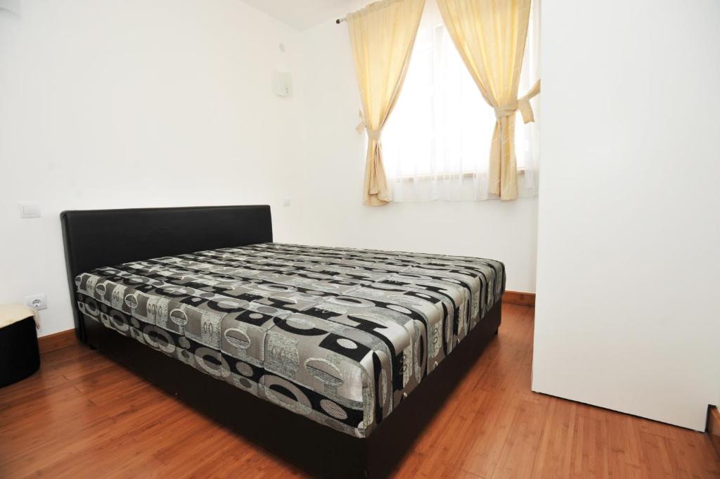 Ce lit se trouve dans un dortoir doté d'une fenêtre. dans l'établissement Apartman ANNA Đenovići, à Herceg-Novi