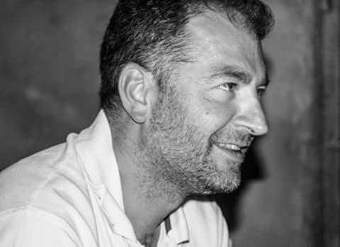 a man in a white shirt is smiling at Chambre d'hôtes avec cuisine commune - 5 mns de Narbonne in Cuxac-dʼAude