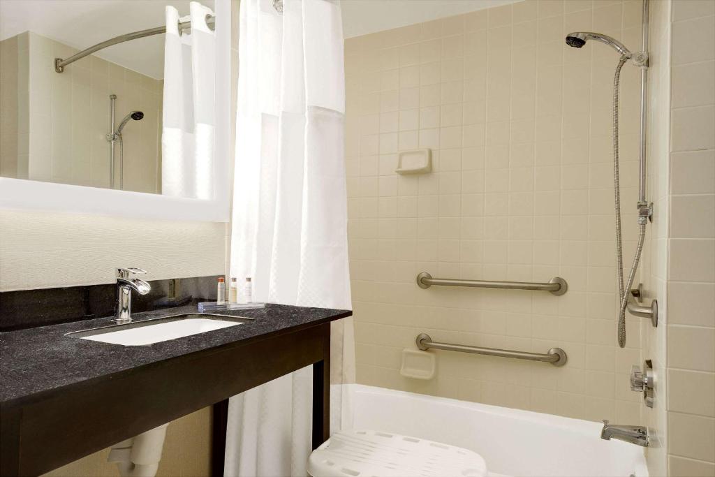 Wingate by Wyndham Fargo photo