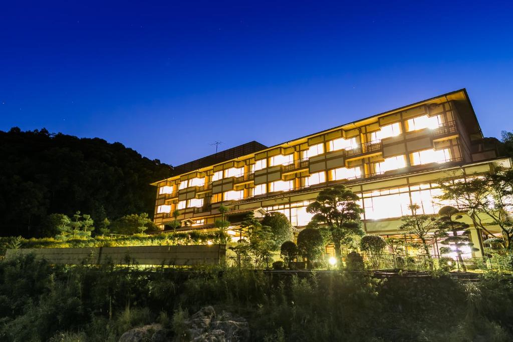 ein nachts beleuchtetes Gebäude in der Unterkunft Ichinomata Onsen Kanko Hotel in Shimonoseki