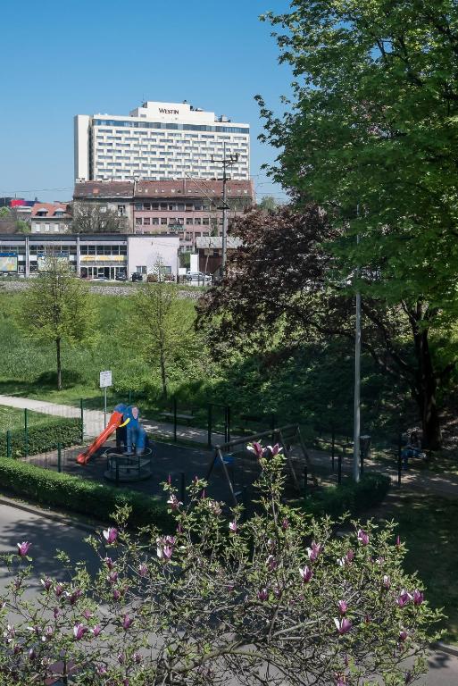 park z placem zabaw przed wysokim budynkiem w obiekcie Drop (in) Apartment w Zagrzebiu