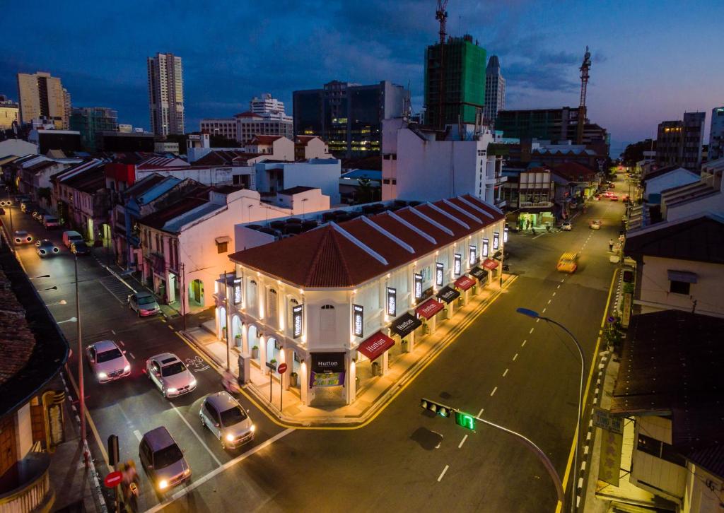 uma rua da cidade com carros estacionados em frente a um edifício em Hutton Central Hotel By PHC em George Town