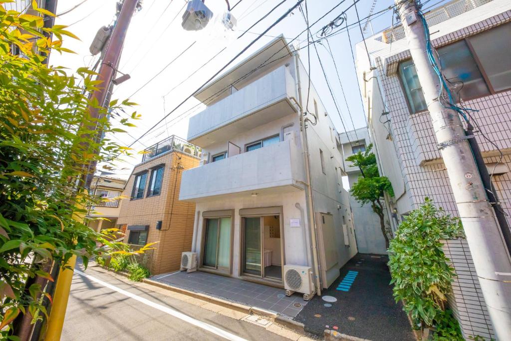 un immeuble d'appartements avec une porte d'entrée ouverte dans l'établissement Shinjuku Partenza, à Tokyo
