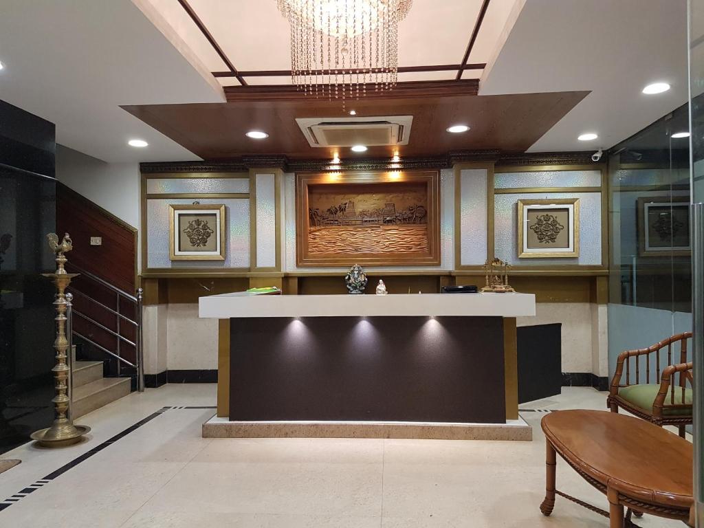 vestíbulo con recepción y lámpara de araña en Hotel Subhalakshmi Palace, en Kāraikkudi