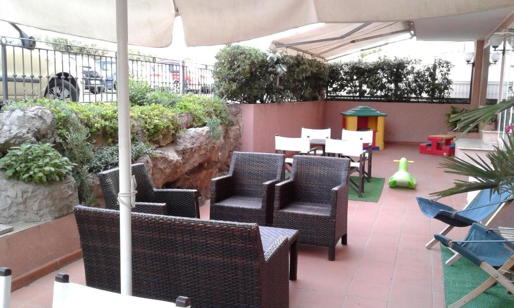 A seating area at Hotel Trevi Riccione, in centro sul mare con cucina