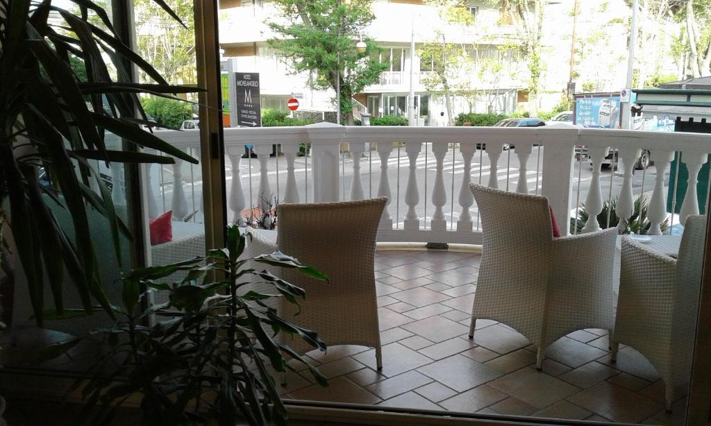 A balcony or terrace at Hotel Trevi Riccione, in centro sul mare con cucina