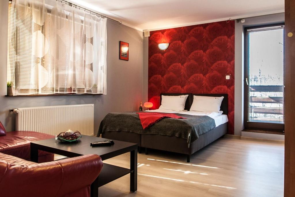 Un pat sau paturi într-o cameră la Willa Róż