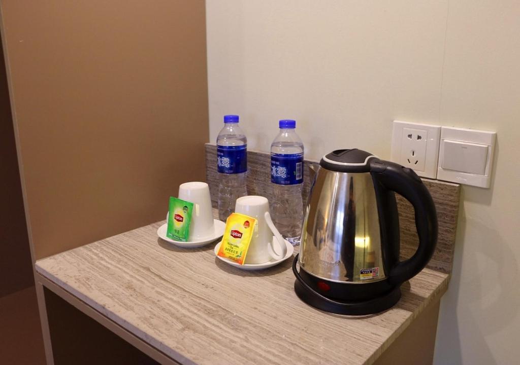 Příslušenství pro přípravu čaje a kávy v ubytování Shanghai Dihang Boutique Hotel Pudong Airport Branch - Provides shuttle service to Pudong Airport and Disneyland