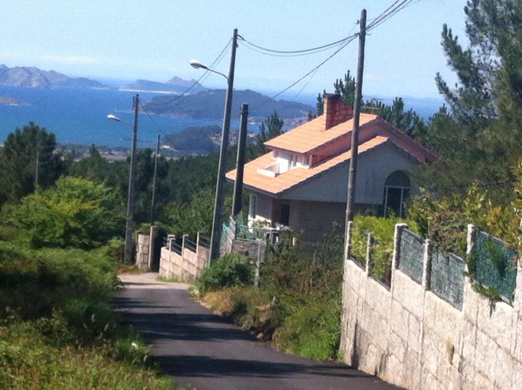 une maison sur le côté d'une route dans l'établissement Mar y Montaña en Las Rías Baixas, à Gondomar