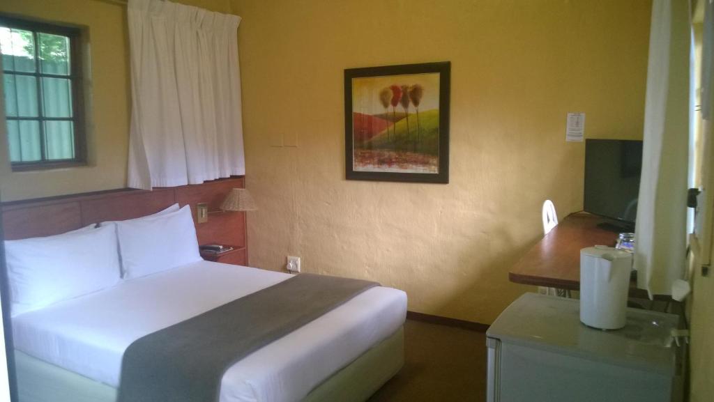Postel nebo postele na pokoji v ubytování Ascot Inn