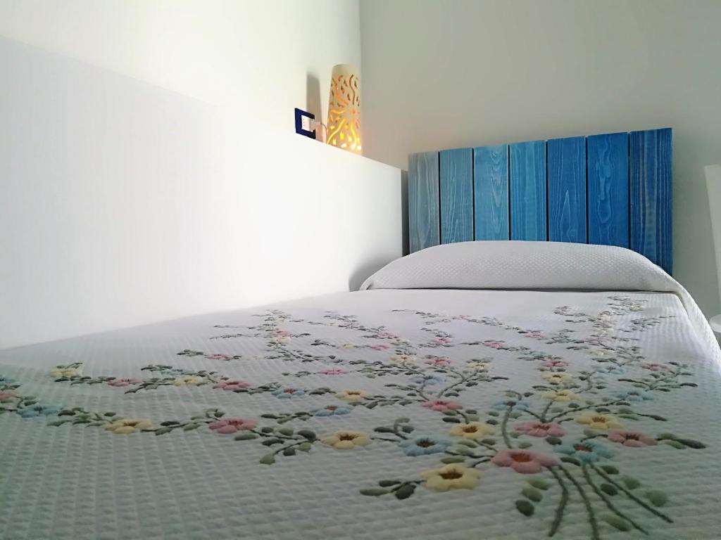A bed or beds in a room at Camere D'Aragona