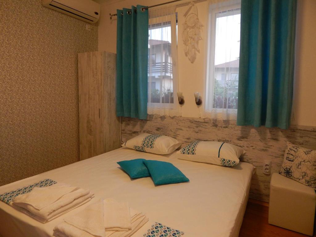 ソゾポルにあるAparment Kameliaのベッドルーム1室(枕2つ、窓付)