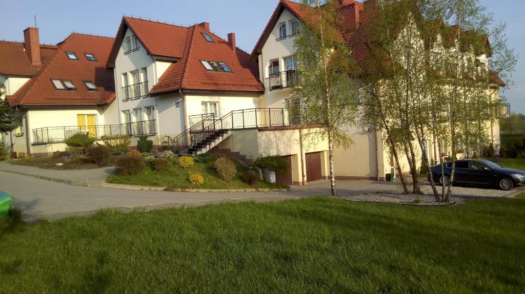 Apartament Grażyna في غيجيتسكو: منزل فيه سيارة متوقفة أمامه