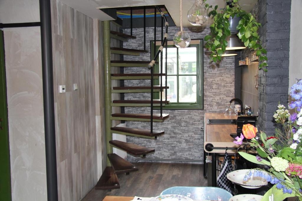 una escalera de caracol en una habitación con una pared de ladrillo en Silly's Inn, en Middelburg