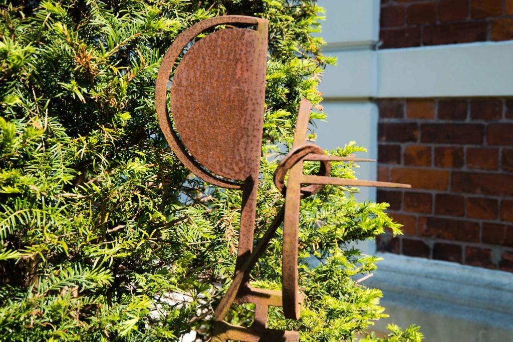 ノイシュタット・イン・ホルシュタインにあるStadtvilla Bの茂みに付いた錆びたテニスラケット