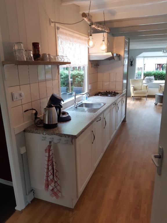 Kuchyň nebo kuchyňský kout v ubytování Chalet Hoenderloo Den