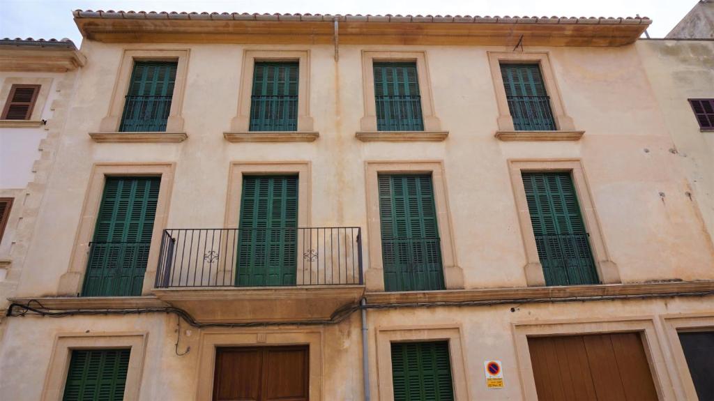 リュックマヨールにあるVilla Major 88 - House in Lluchmayor, Mallorcaの緑のシャッターが付いた建物