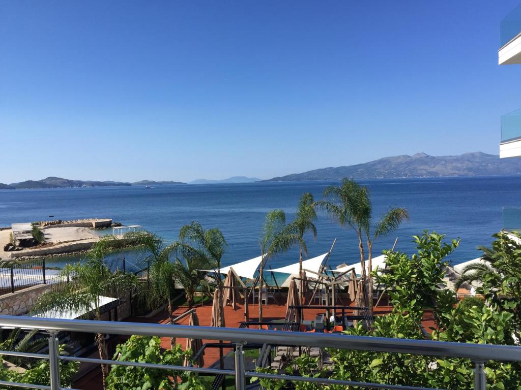 uma vista para o oceano a partir da varanda de um resort em Duka Apts em Sarandë
