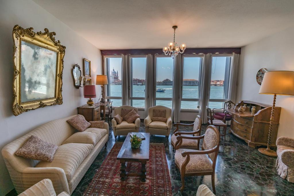 uma sala de estar com um sofá e cadeiras em Ca Spirito Santo em Veneza