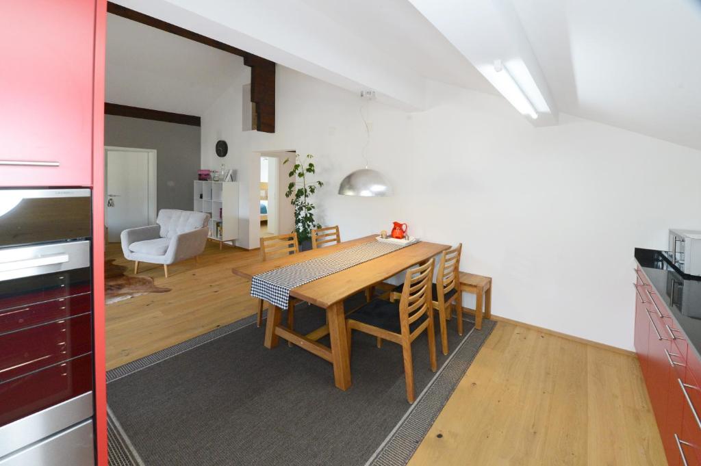 cocina y comedor con mesa de madera en Zer Treichi Appartements, en Fiesch