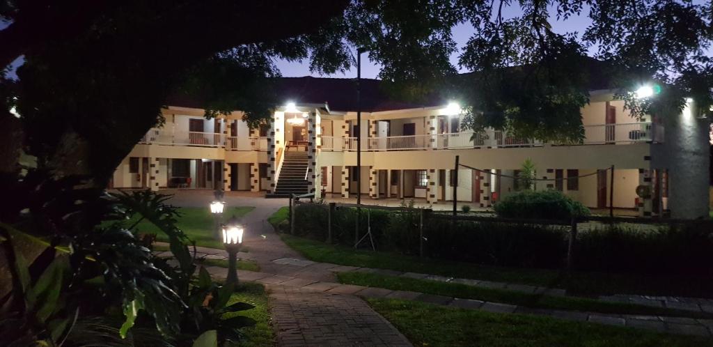 米德蘭的住宿－Kyalami Lodge，享有大楼的夜间景致