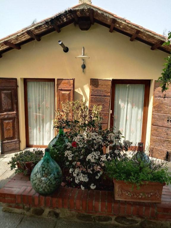 a house with two large vases in front of it at Osteria I'Casolare in San Giovanni Valdarno
