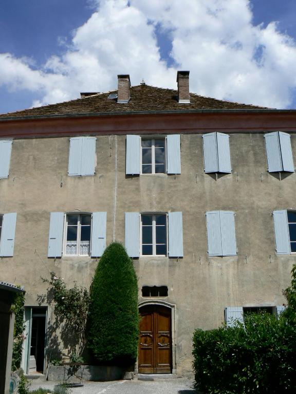 - un grand bâtiment avec volets blancs dans l'établissement 