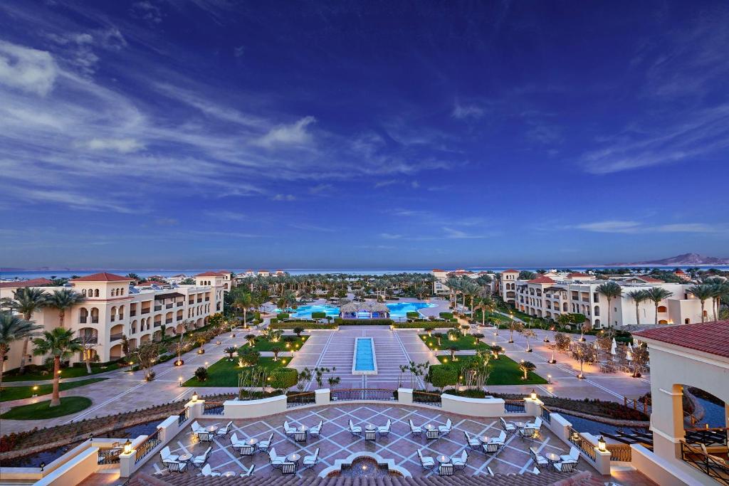 Bazén v ubytování JAZ Mirabel Resort nebo v jeho okolí