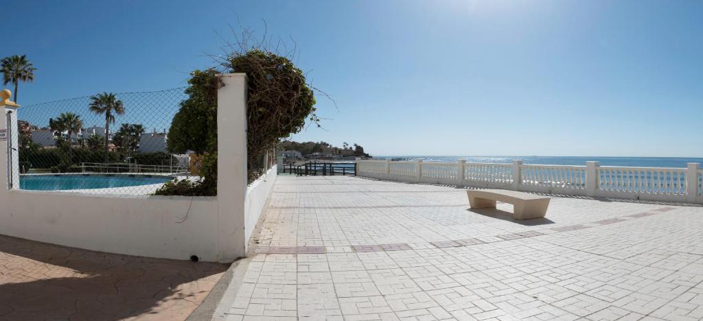 Bazén v ubytování Nest Studio Playa Alhamar nebo v jeho okolí
