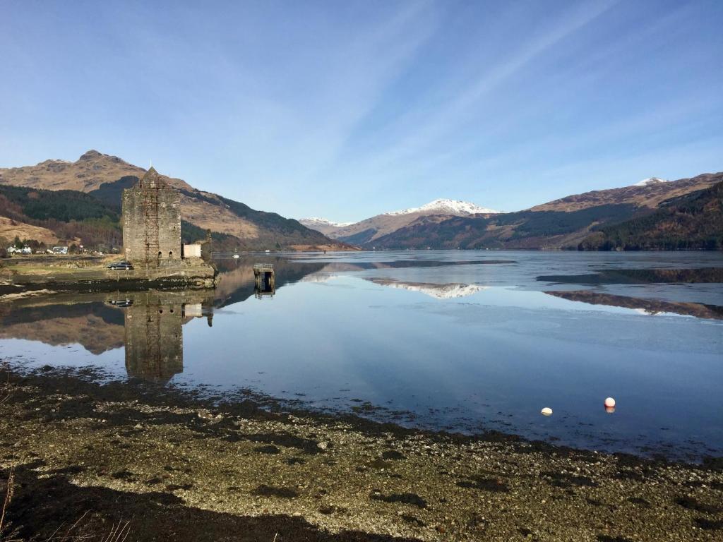 ein Wasserkörper mit Bergen im Hintergrund in der Unterkunft Carrick Farm Lochside Appartment (GF) in Lochgoilhead