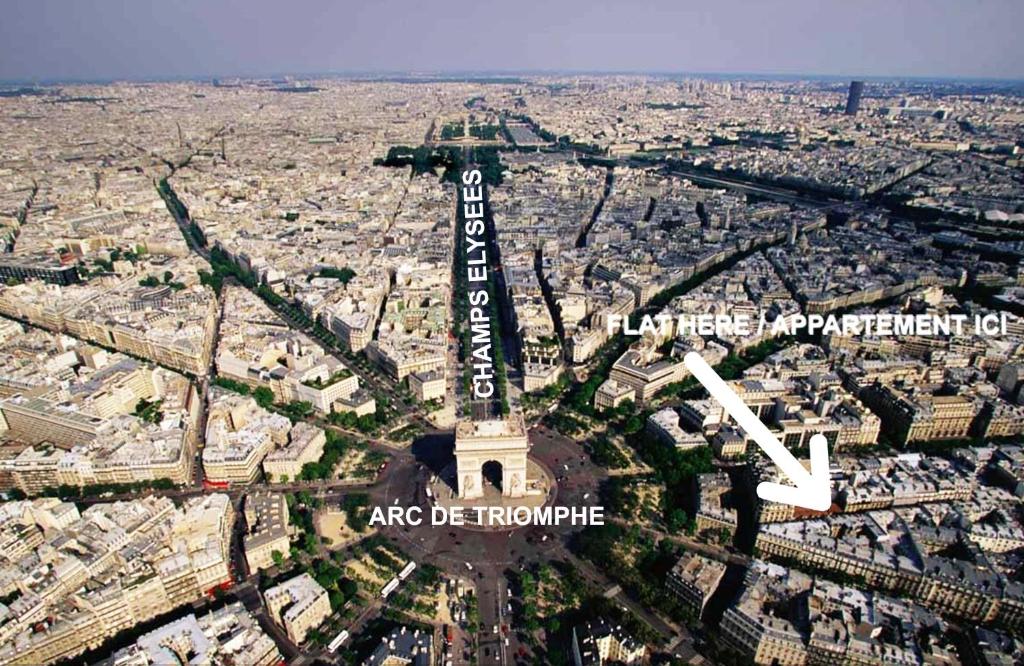 パリにあるCosy Appartment Arc de Triomphe Champs Elyseesのエッフェル塔の空中眺望