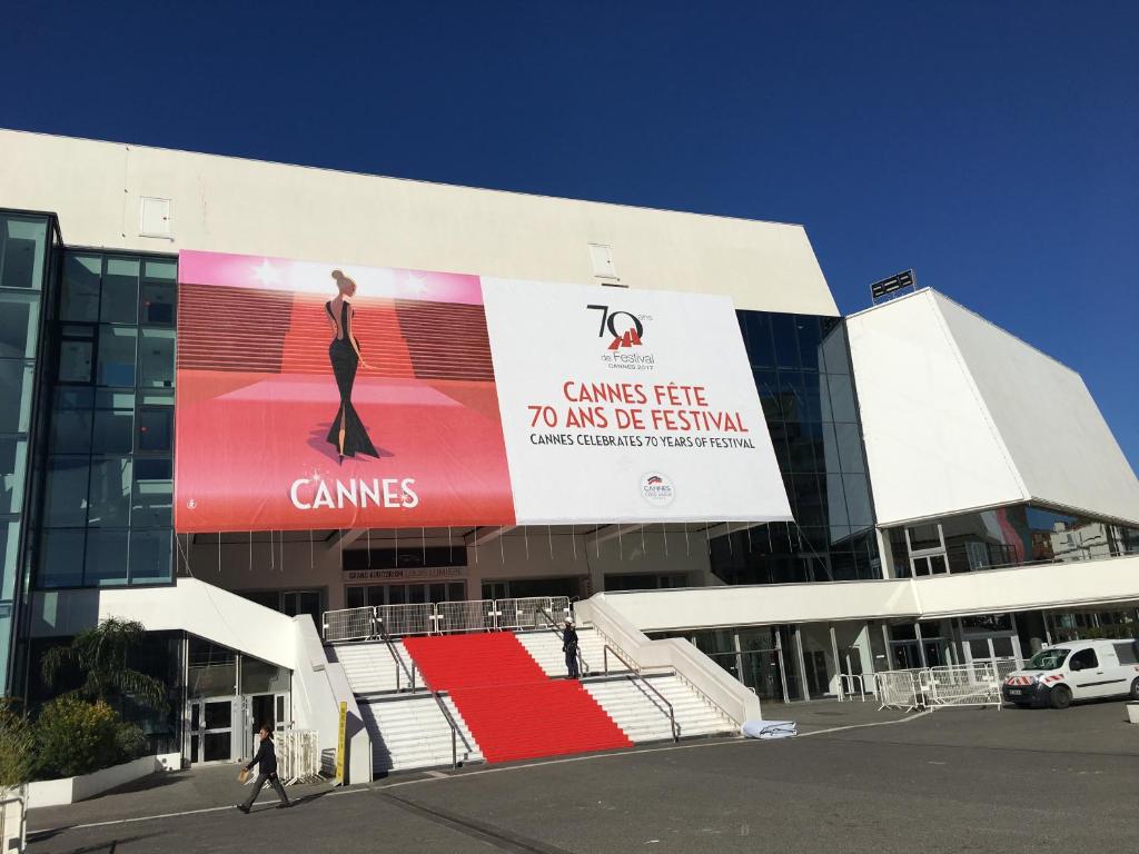 ein Gebäude mit einem großen Schild an der Seite in der Unterkunft Golden Triangle 2Br/2Ba in Cannes