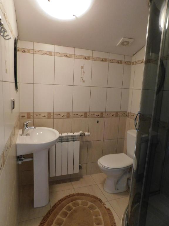 Kúpeľňa v ubytovaní Pokoje Gościnne Monika