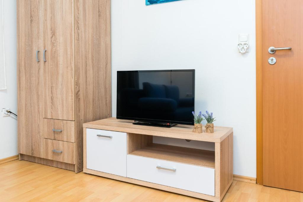Televízia a/alebo spoločenská miestnosť v ubytovaní Sun studio apartman