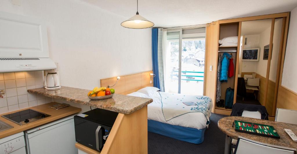 Kuchyň nebo kuchyňský kout v ubytování Hôtel-Résidence Le Lys